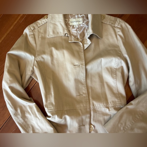 Banana Republic Beige Women's Trench Coat - Classic Single-Breasted Jacket - Picture 4 of 15